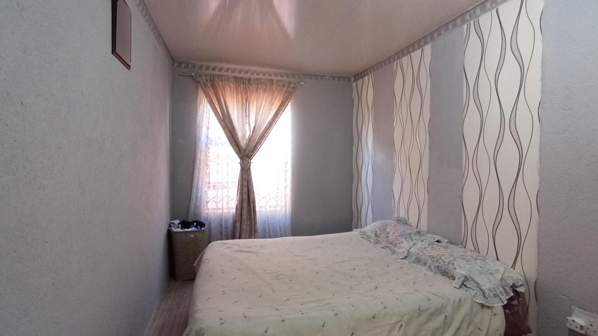 Bed Room 1 - 13 square meters of property in Soshanguve East