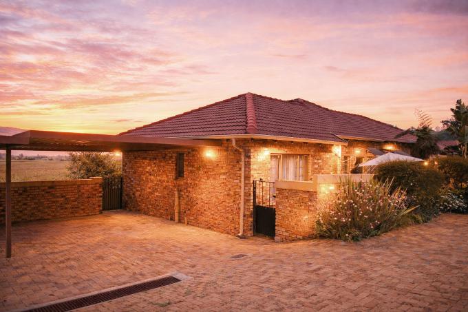 2 Bedroom Sectional Title for Sale For Sale in Wilgeheuwel  - MR706199