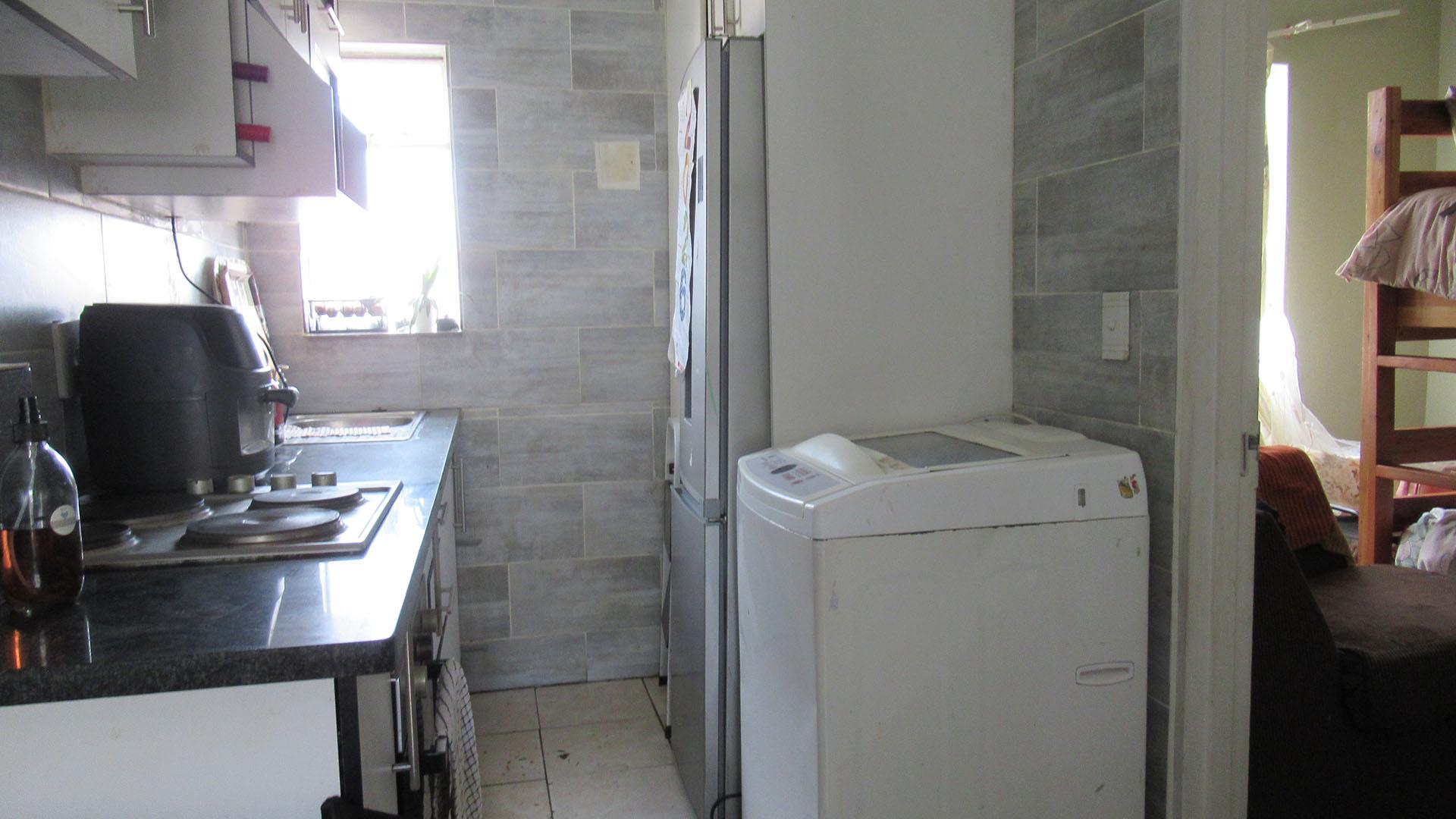 Kitchen - 6 square meters of property in Fleurhof