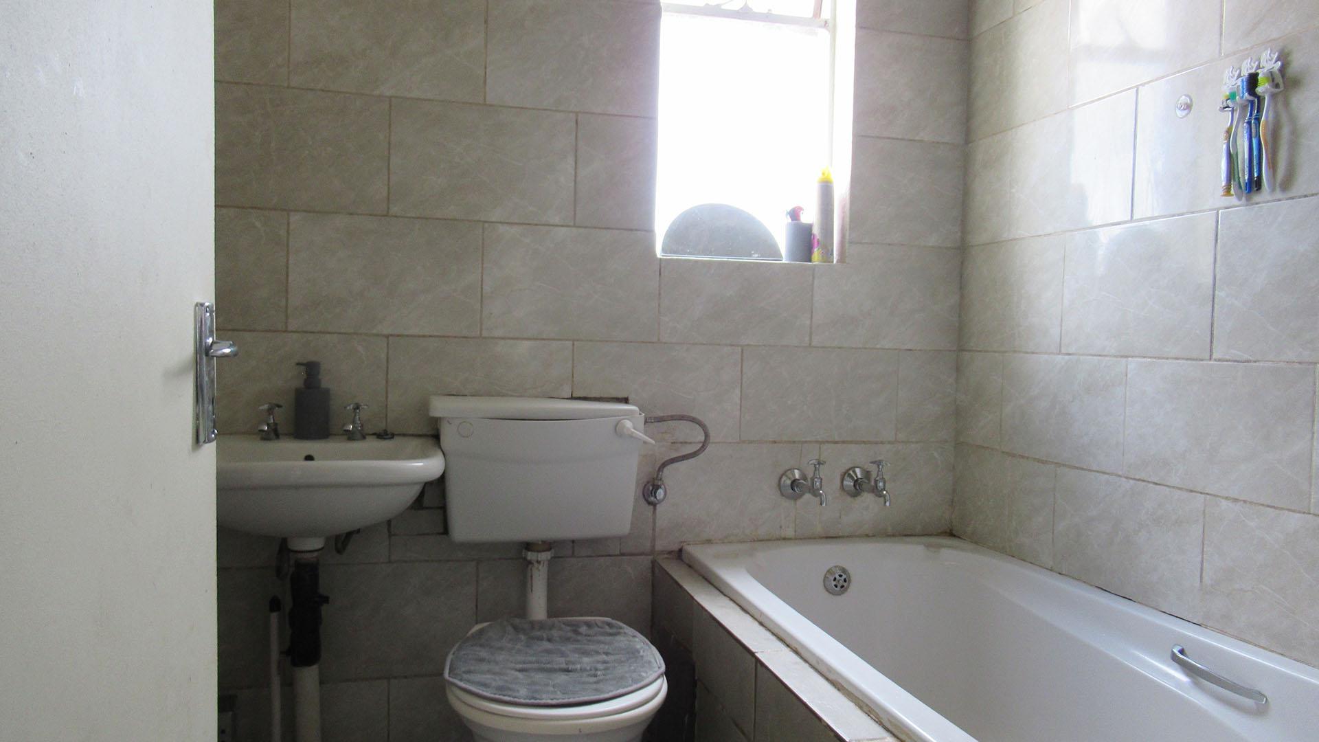 Bathroom 1 - 6 square meters of property in Fleurhof