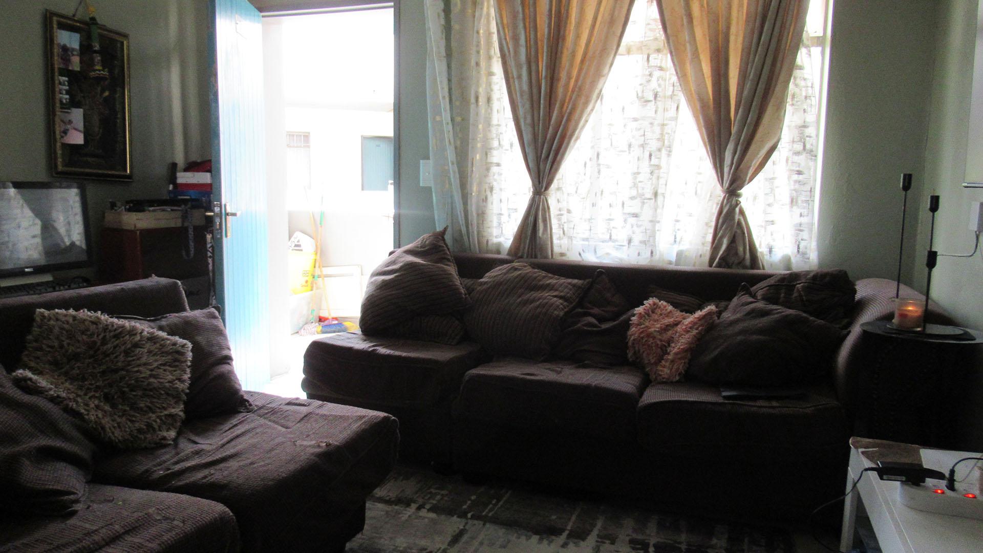 Lounges - 13 square meters of property in Fleurhof