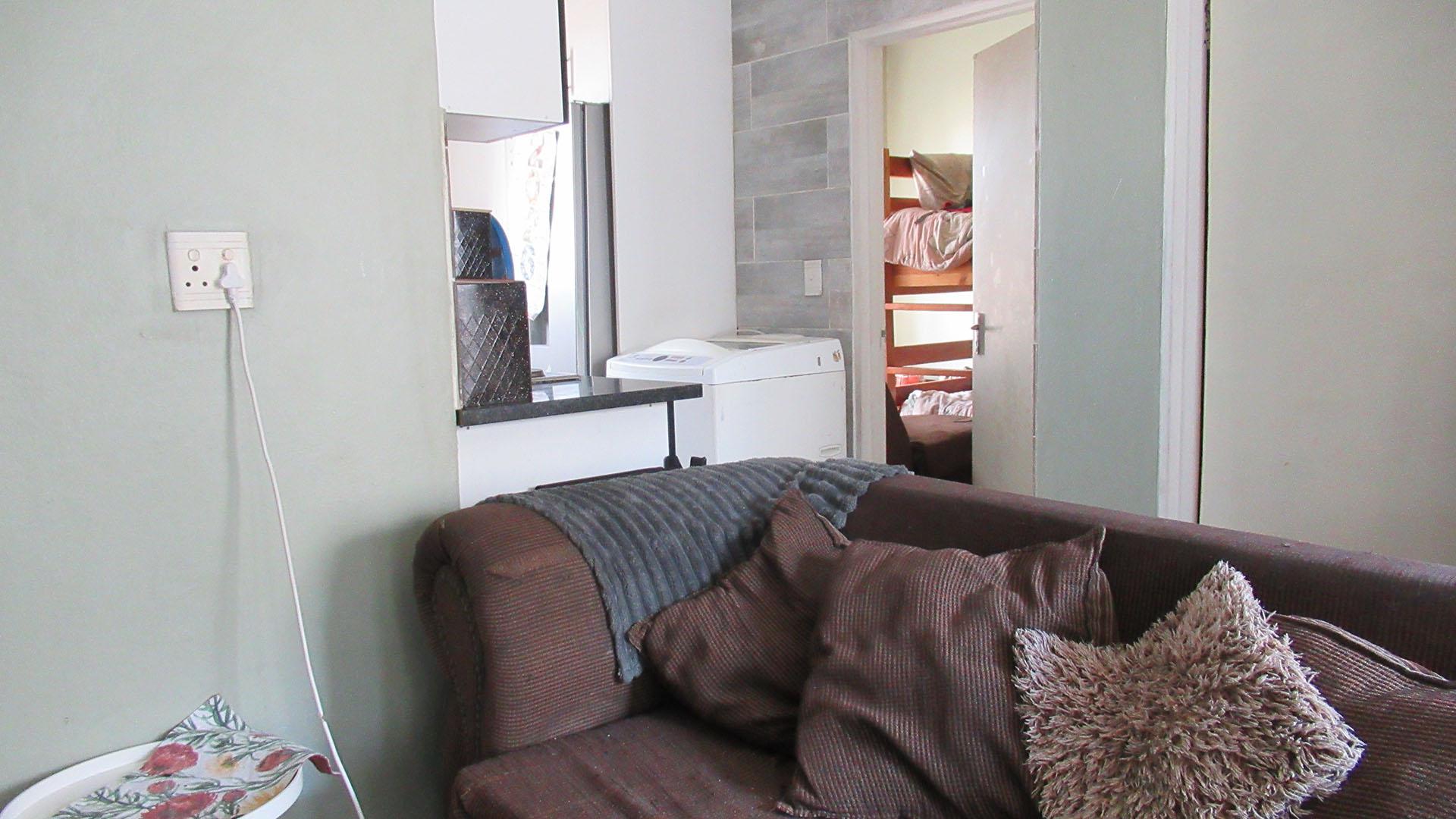 Lounges - 13 square meters of property in Fleurhof