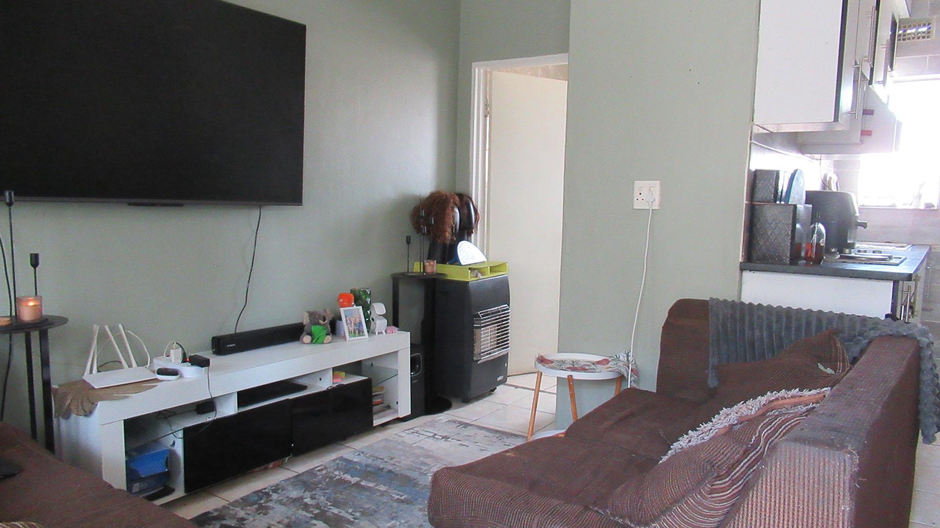 Lounges - 13 square meters of property in Fleurhof