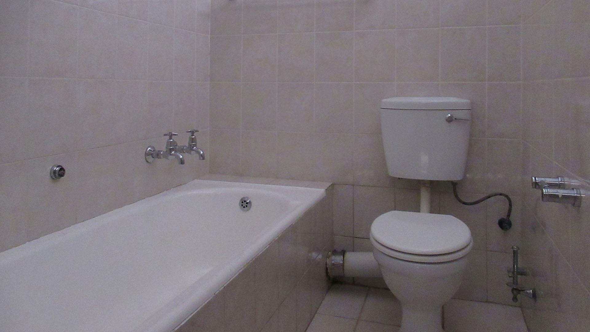 Bathroom 1 - 6 square meters of property in Fairlands