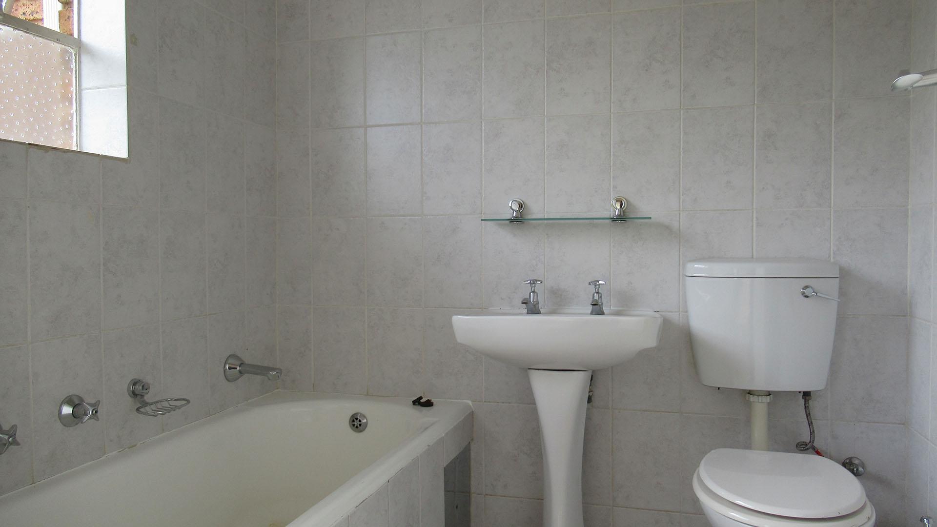 Main Bathroom - 4 square meters of property in Fairlands