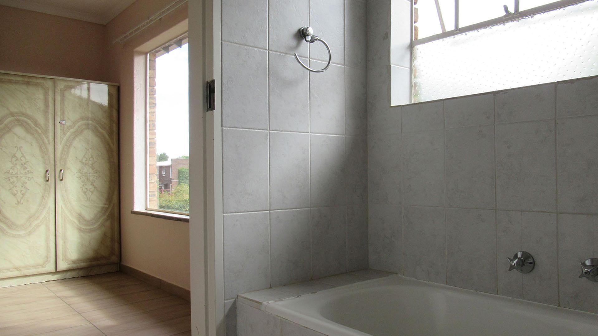 Main Bathroom - 4 square meters of property in Fairlands