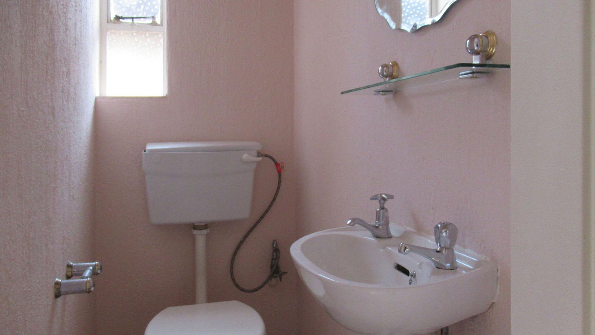 Guest Toilet - 2 square meters of property in Fairlands