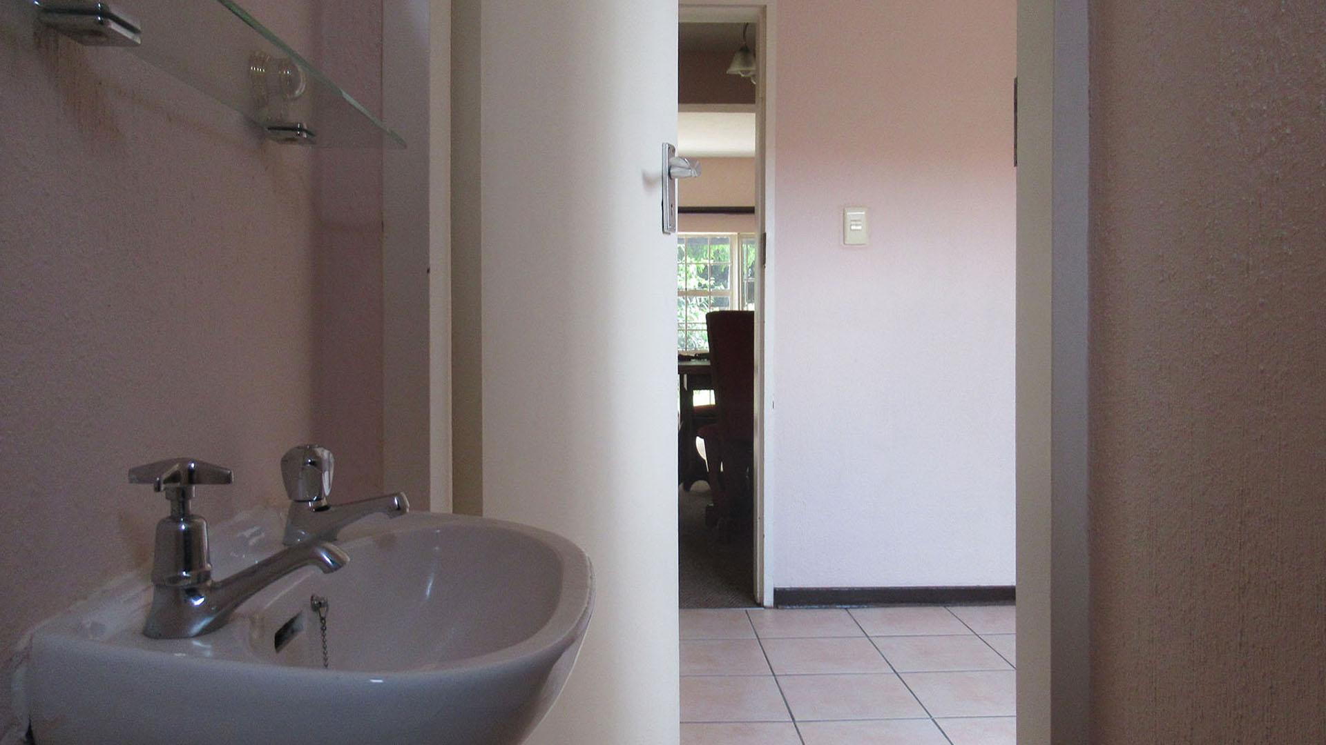 Guest Toilet - 2 square meters of property in Fairlands