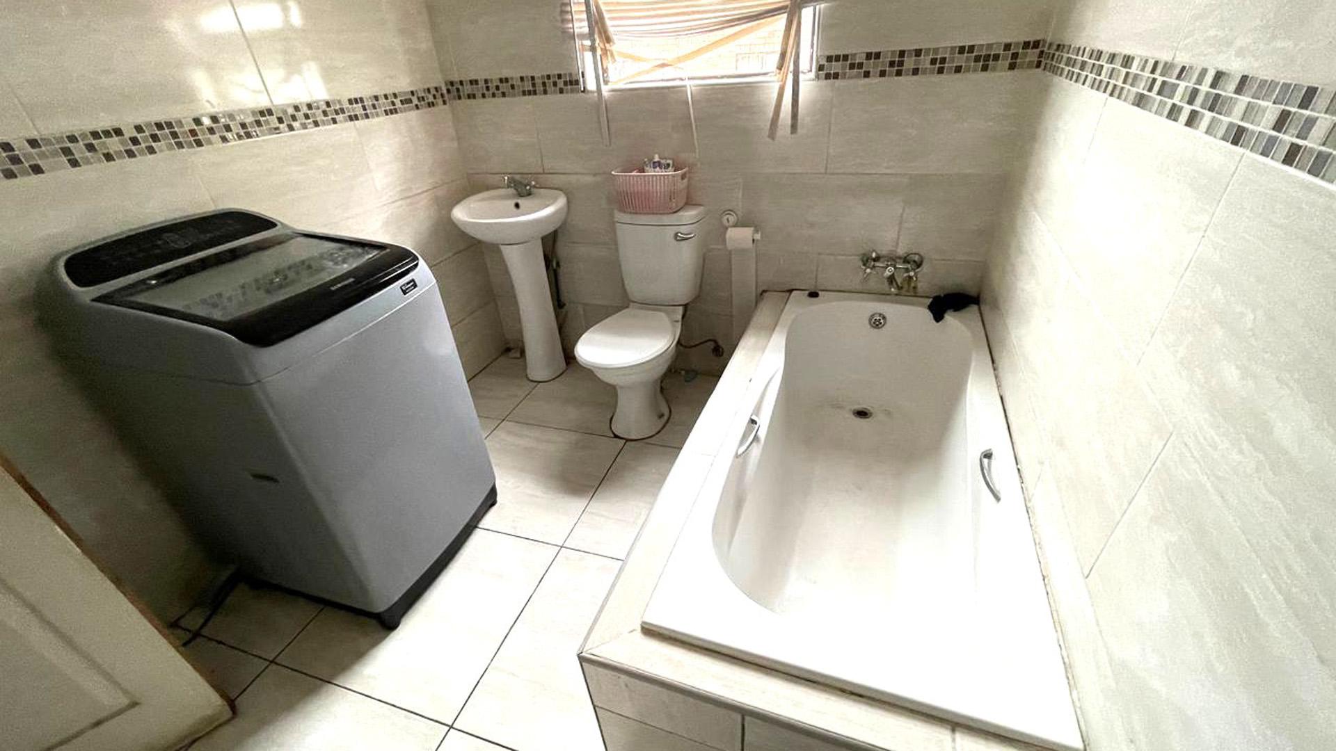 Bathroom 1 of property in Emalahleni (Witbank) 