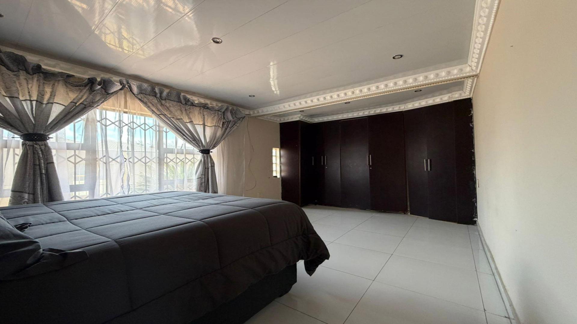 Bed Room 1 of property in Duduza