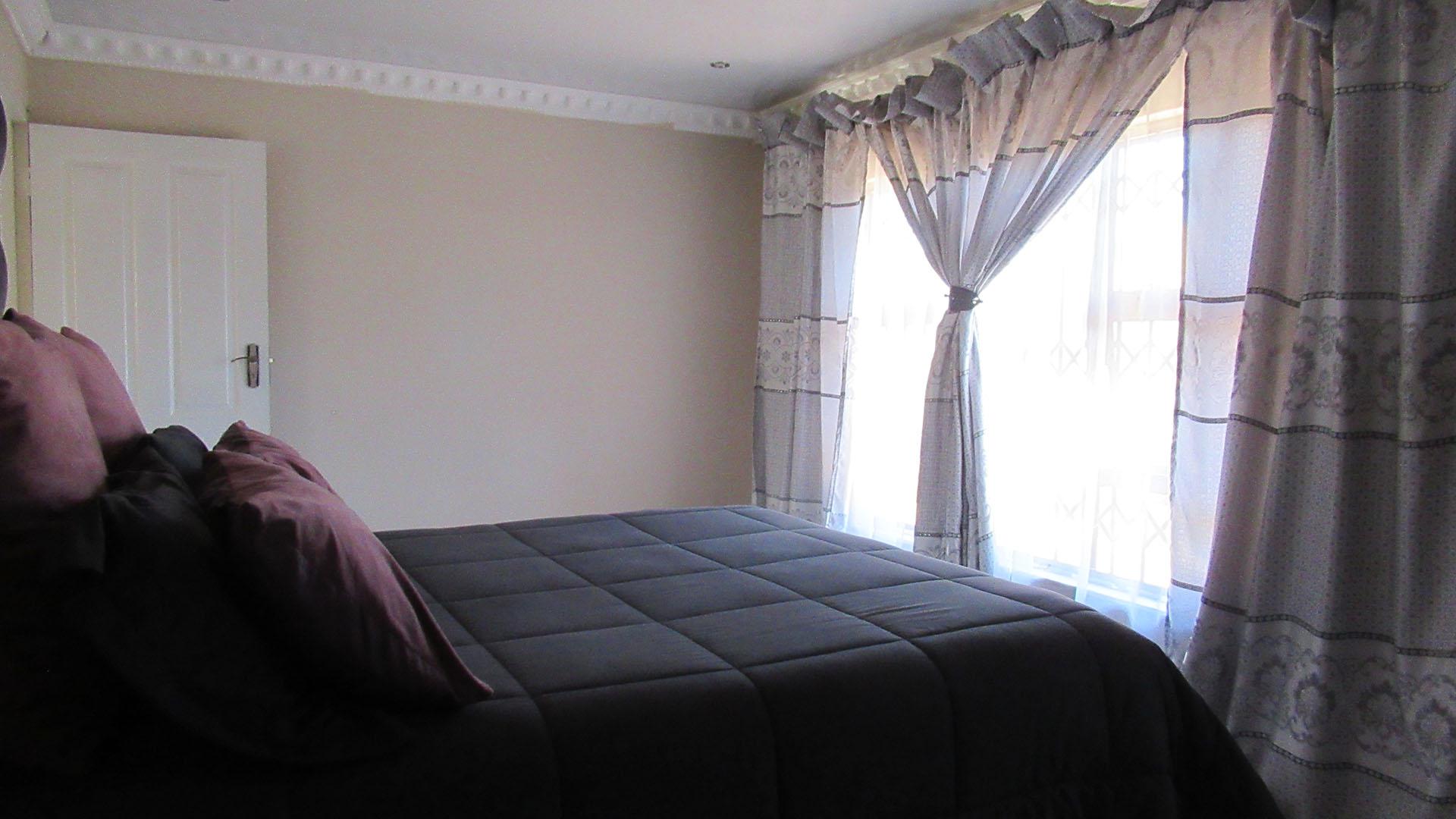 Main Bedroom - 20 square meters of property in Duduza