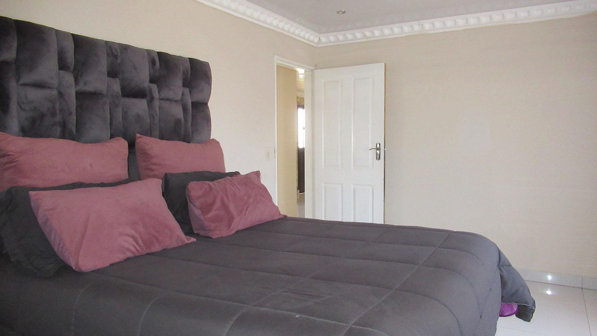 Main Bedroom - 20 square meters of property in Duduza