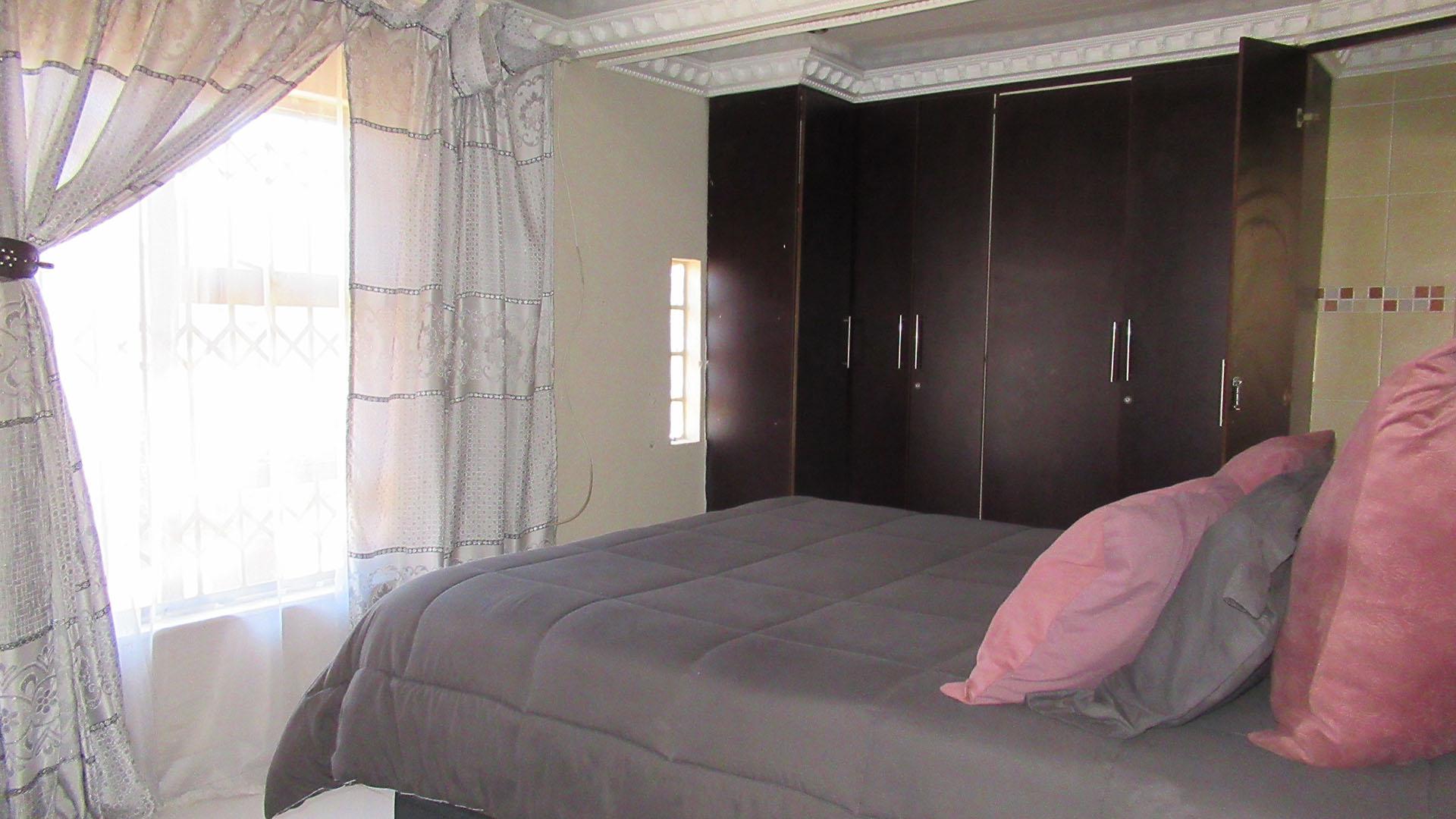 Main Bedroom - 20 square meters of property in Duduza