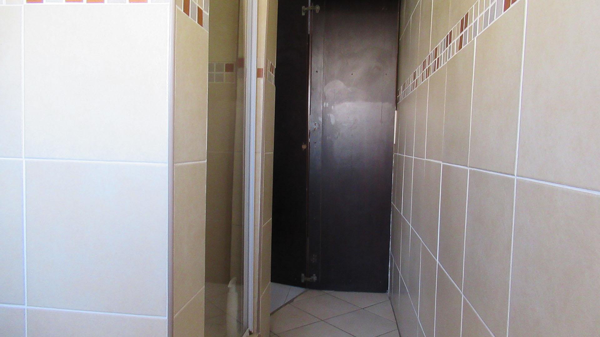 Main Bathroom - 7 square meters of property in Duduza
