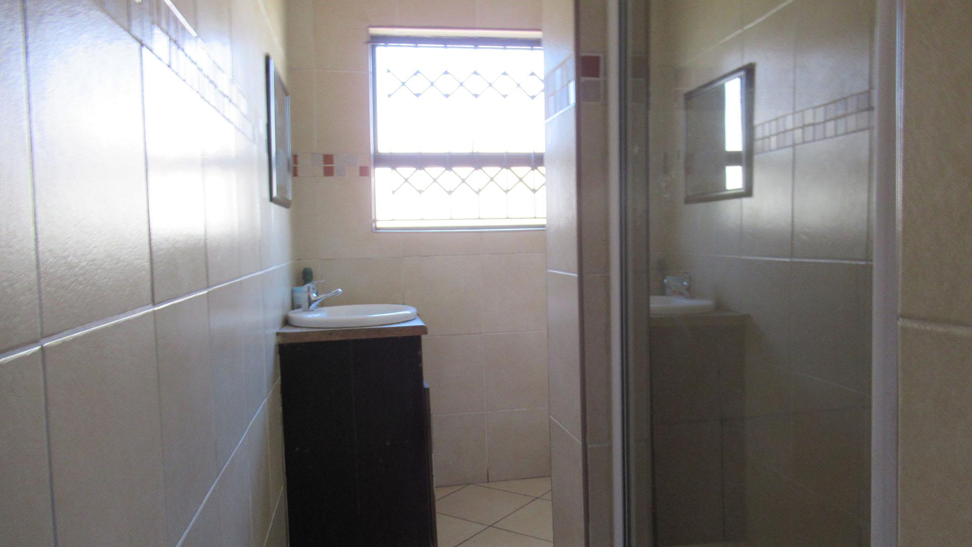 Main Bathroom - 7 square meters of property in Duduza