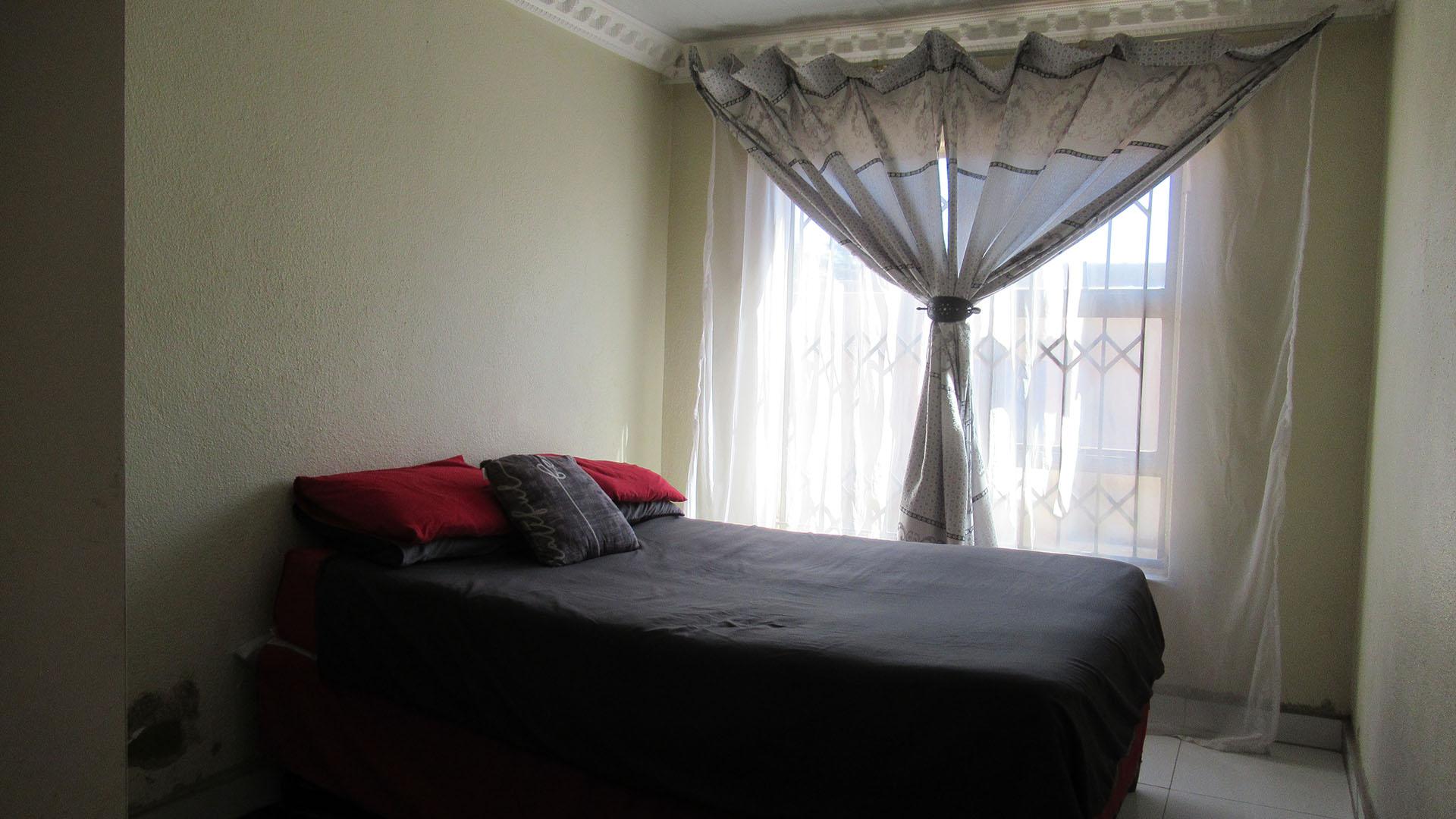 Bed Room 1 - 11 square meters of property in Duduza
