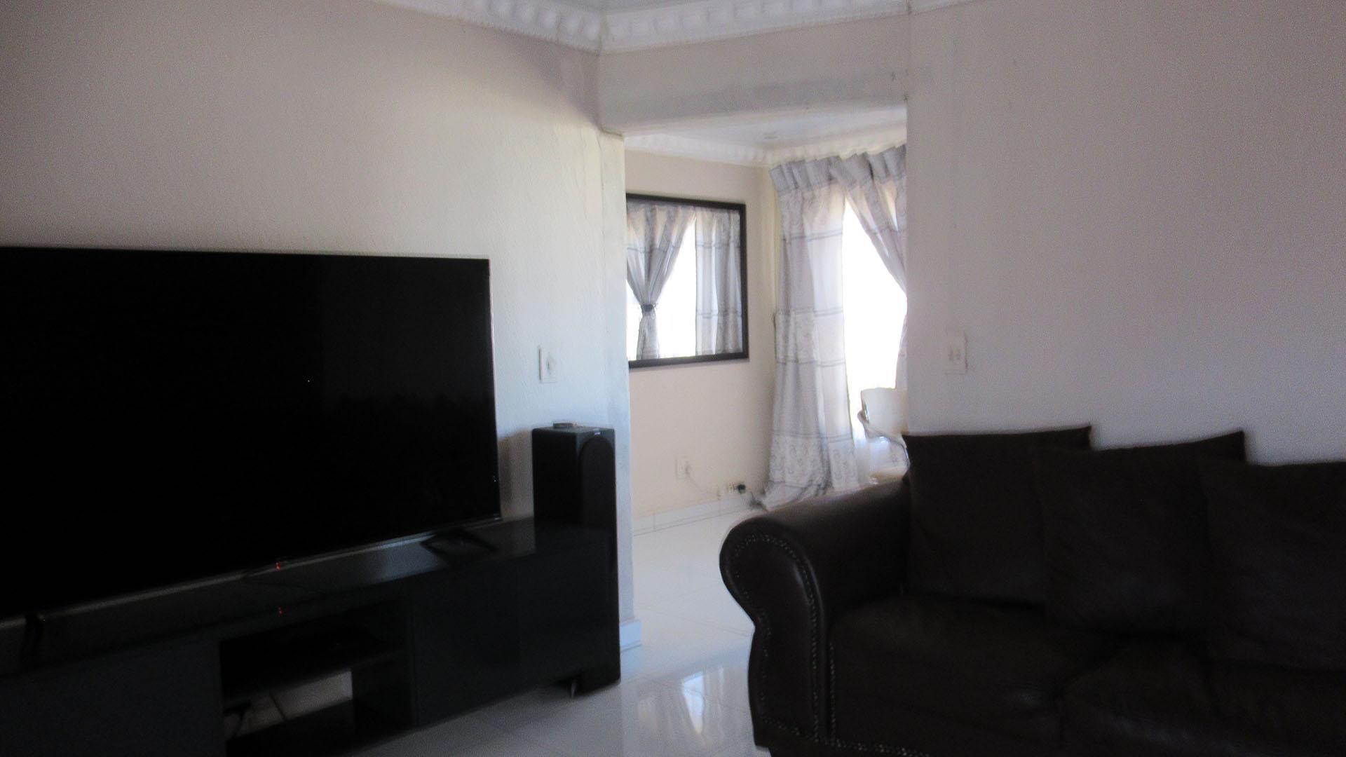 Lounges - 15 square meters of property in Duduza