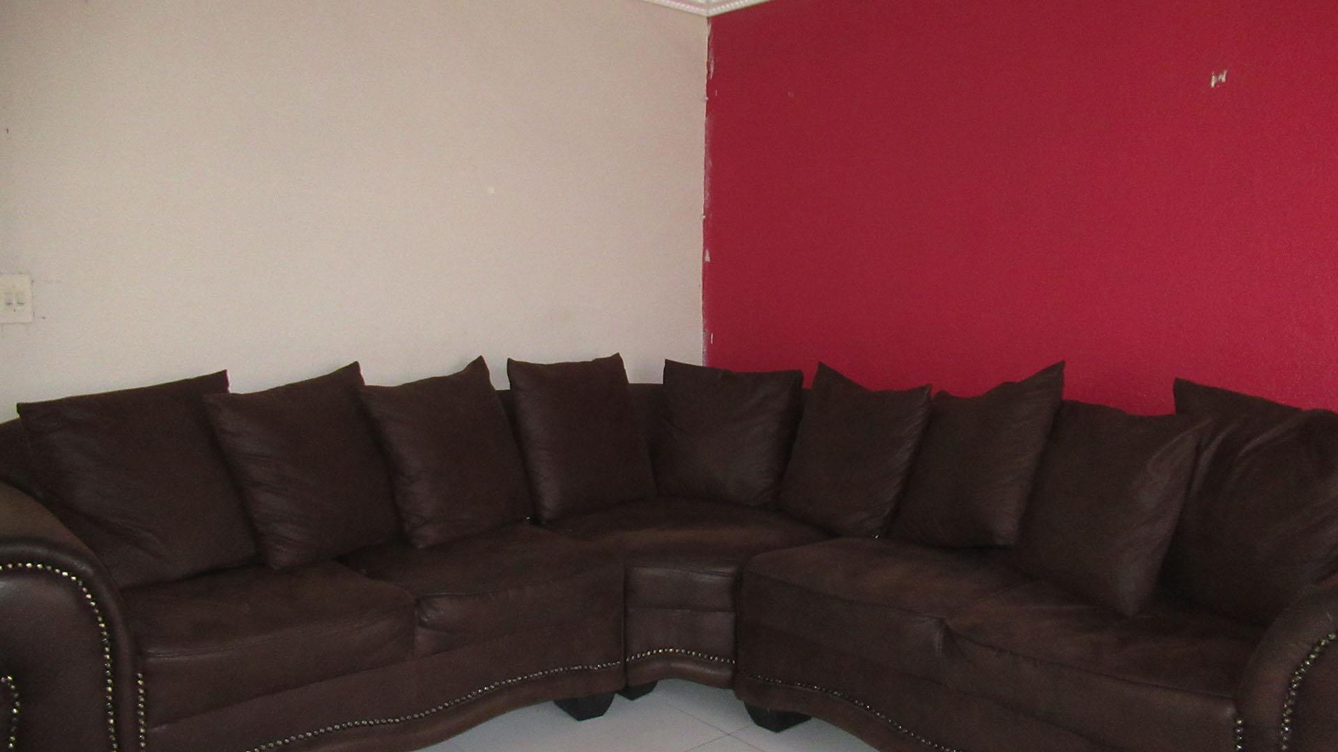 Lounges - 15 square meters of property in Duduza