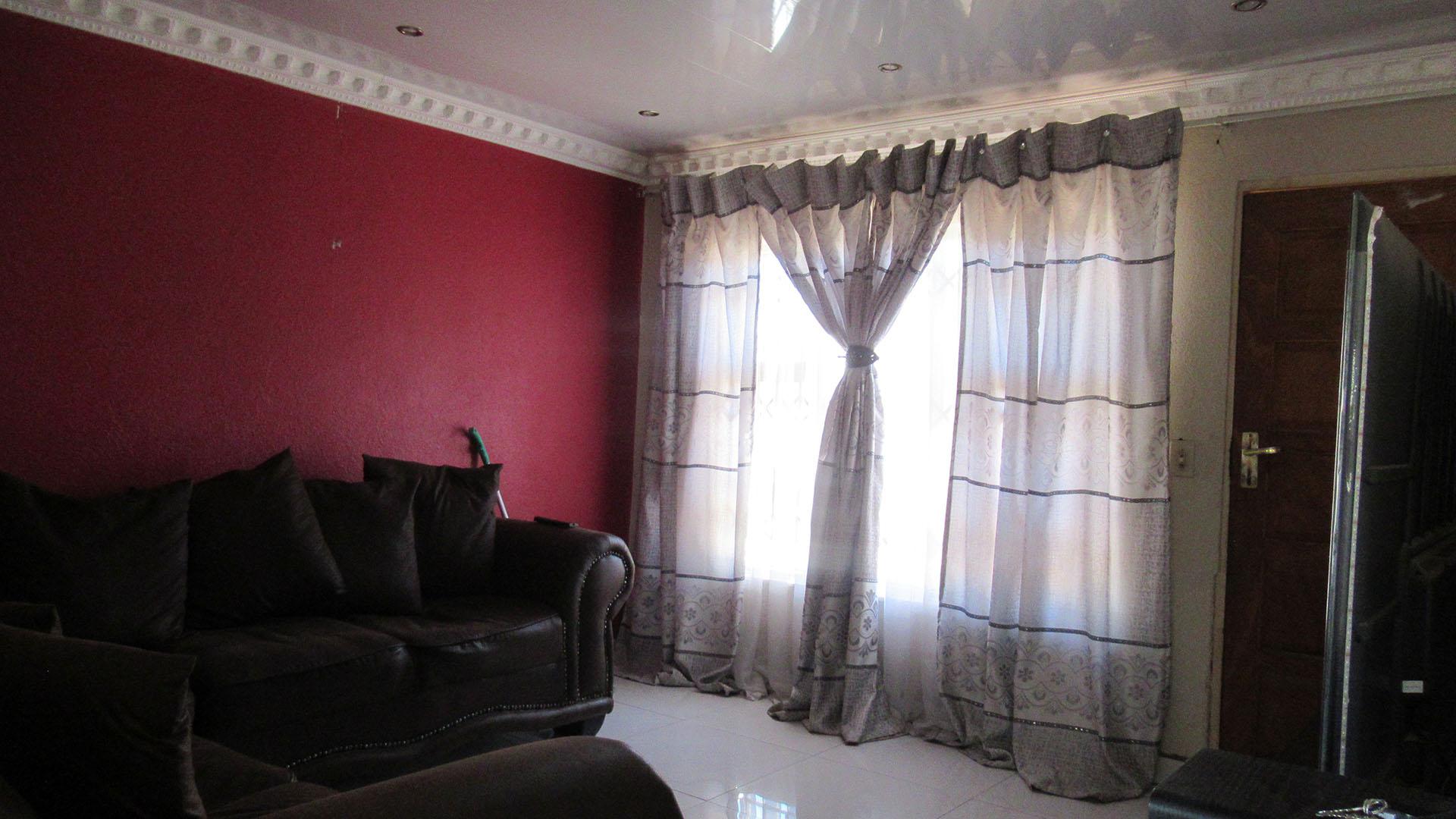 Lounges - 15 square meters of property in Duduza