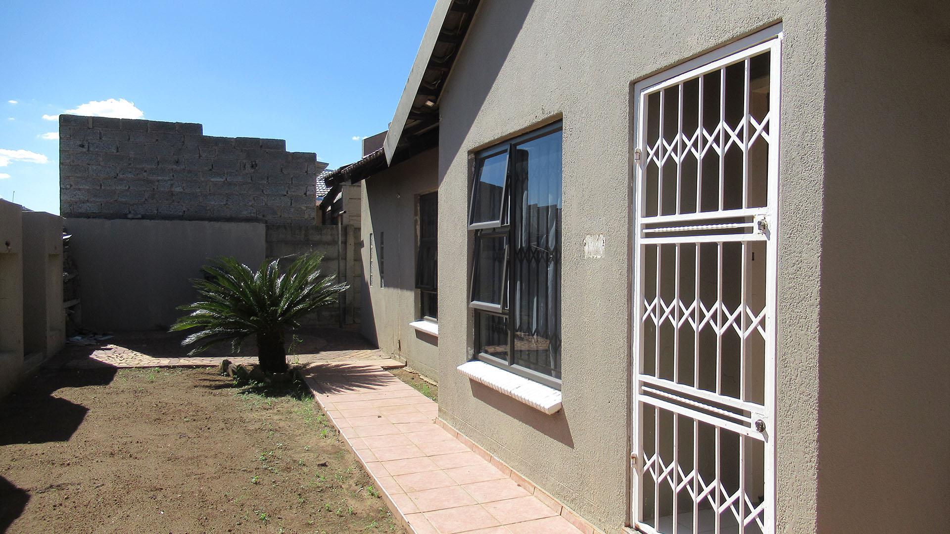 Front View of property in Duduza