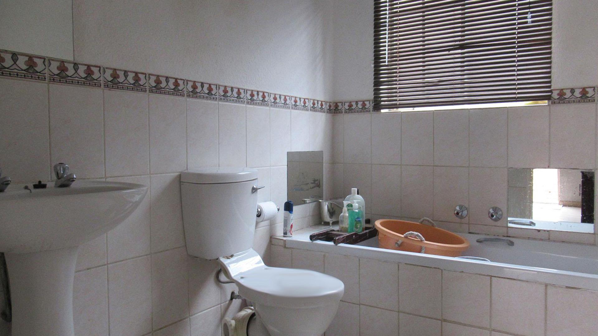 Bathroom 1 - 6 square meters of property in Wilgeheuwel 