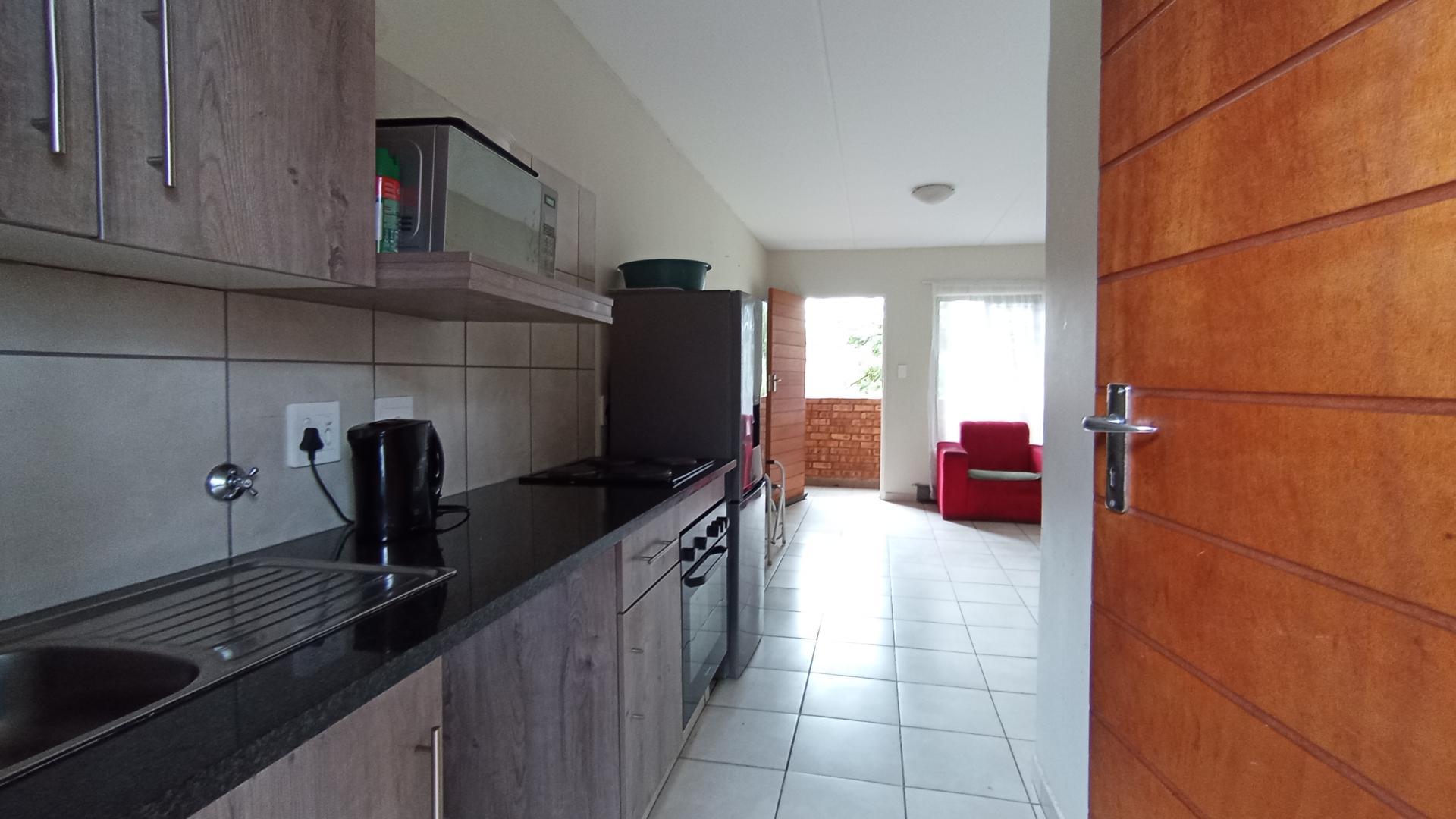 Kitchen - 6 square meters of property in Elandspoort