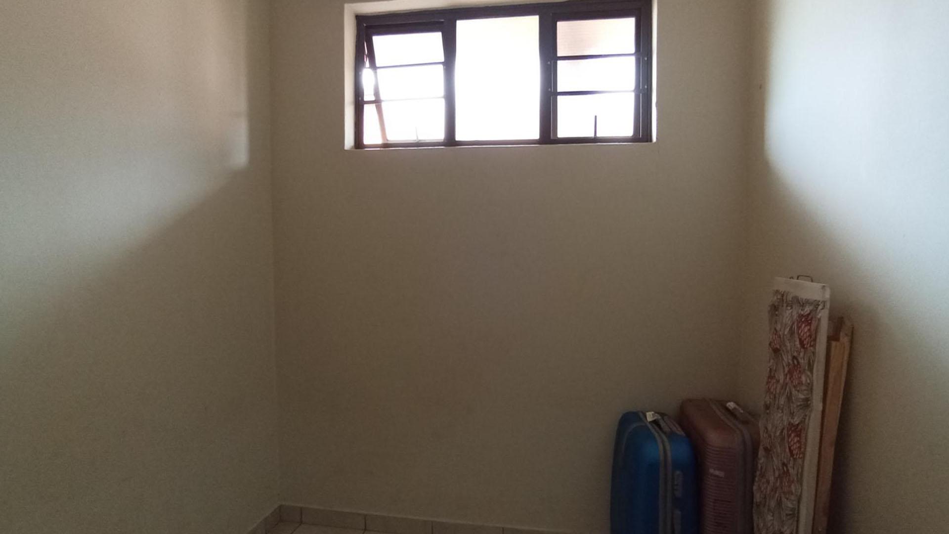 Bed Room 2 - 7 square meters of property in Elandspoort