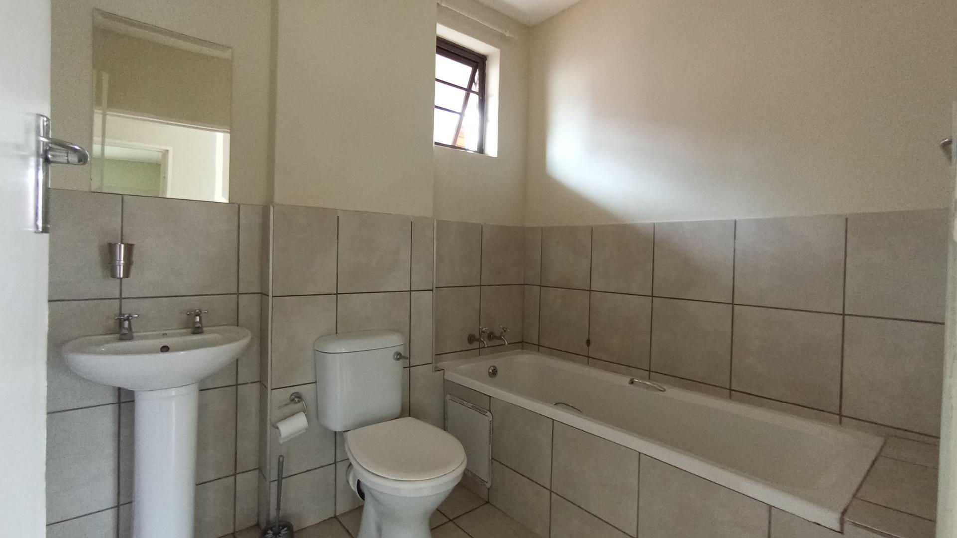 Bathroom 1 - 5 square meters of property in Elandspoort