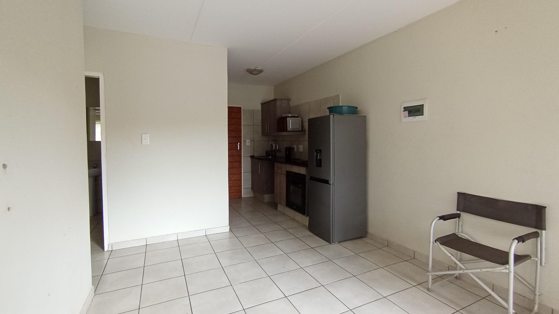 Lounges - 13 square meters of property in Elandspoort