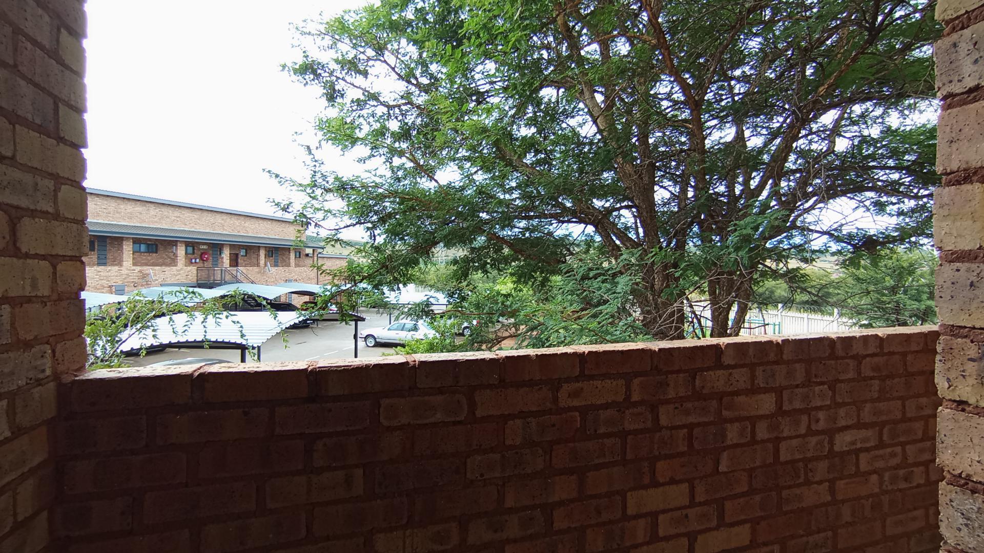 Balcony - 3 square meters of property in Elandspoort