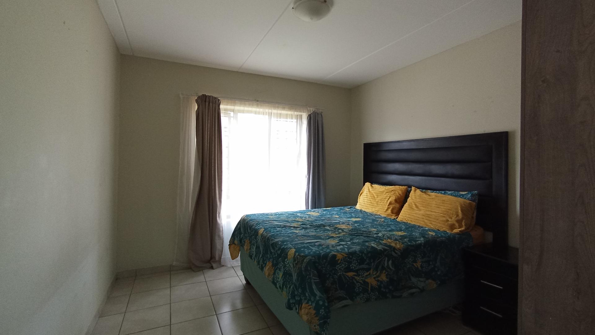 Bed Room 1 - 13 square meters of property in Elandspoort