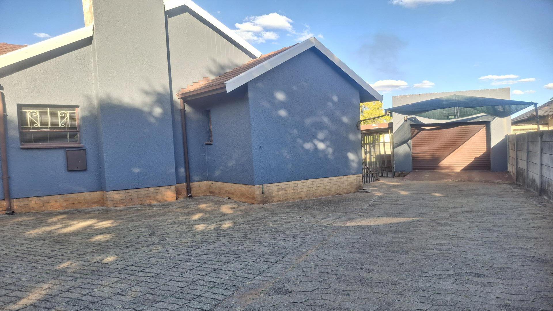 Carport  of property in Witpoortjie