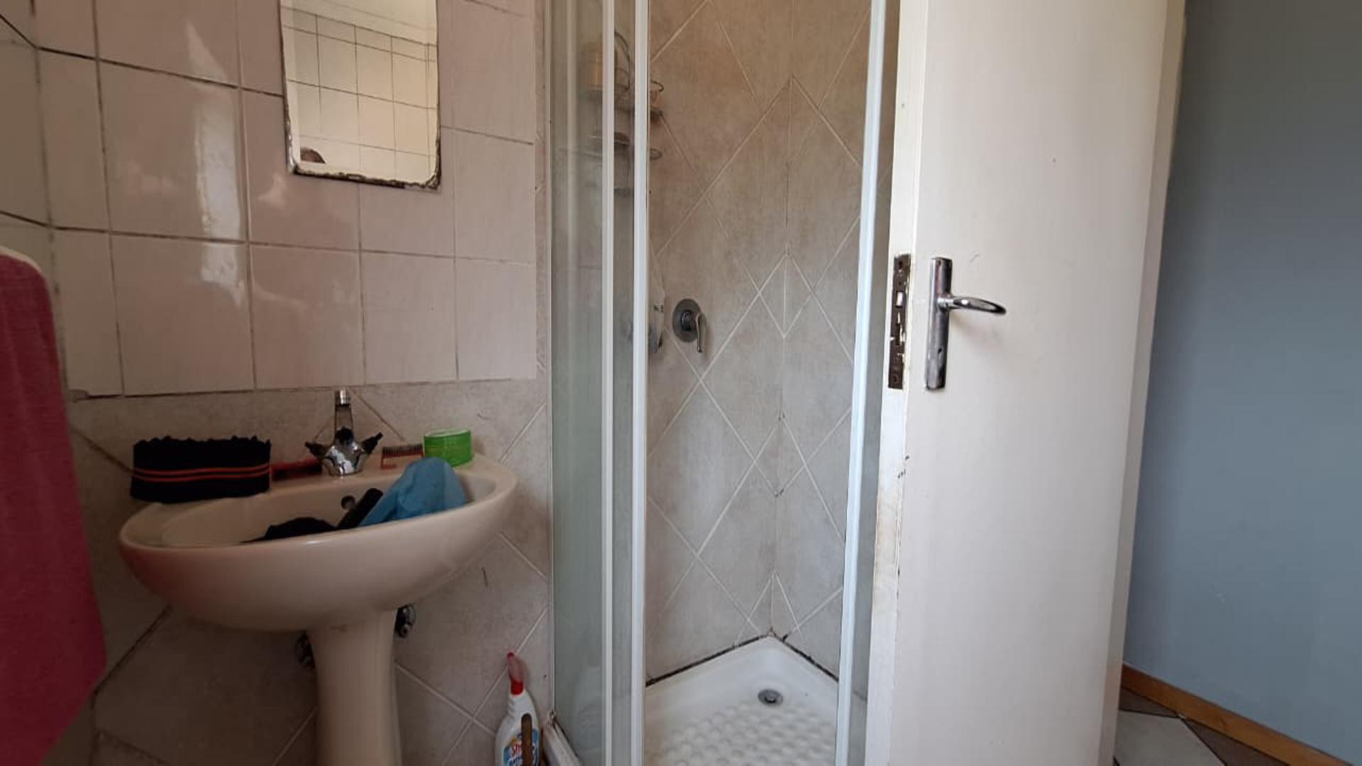 Bathroom 1 - 5 square meters of property in Witpoortjie