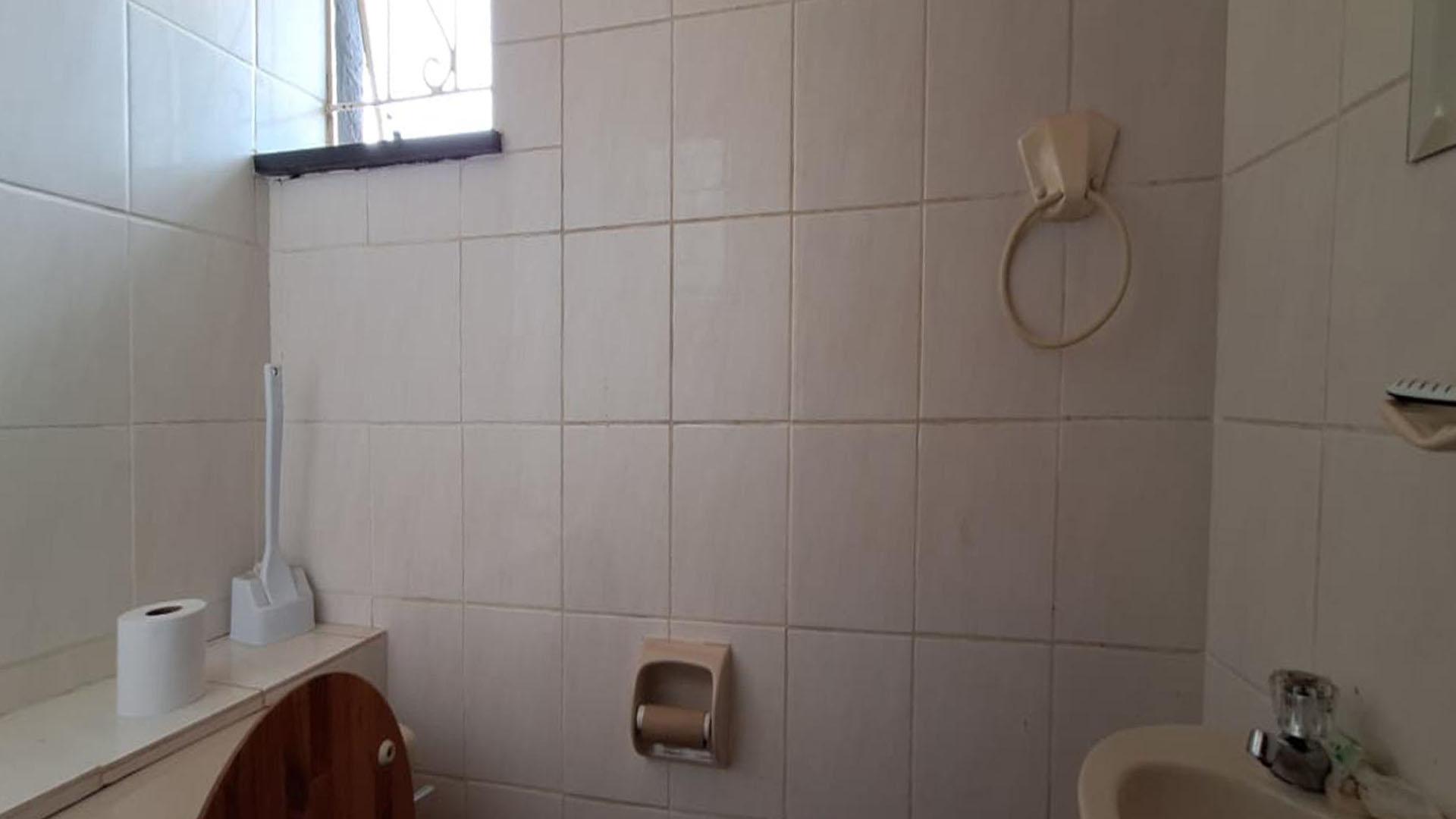 Bathroom 2 - 3 square meters of property in Witpoortjie