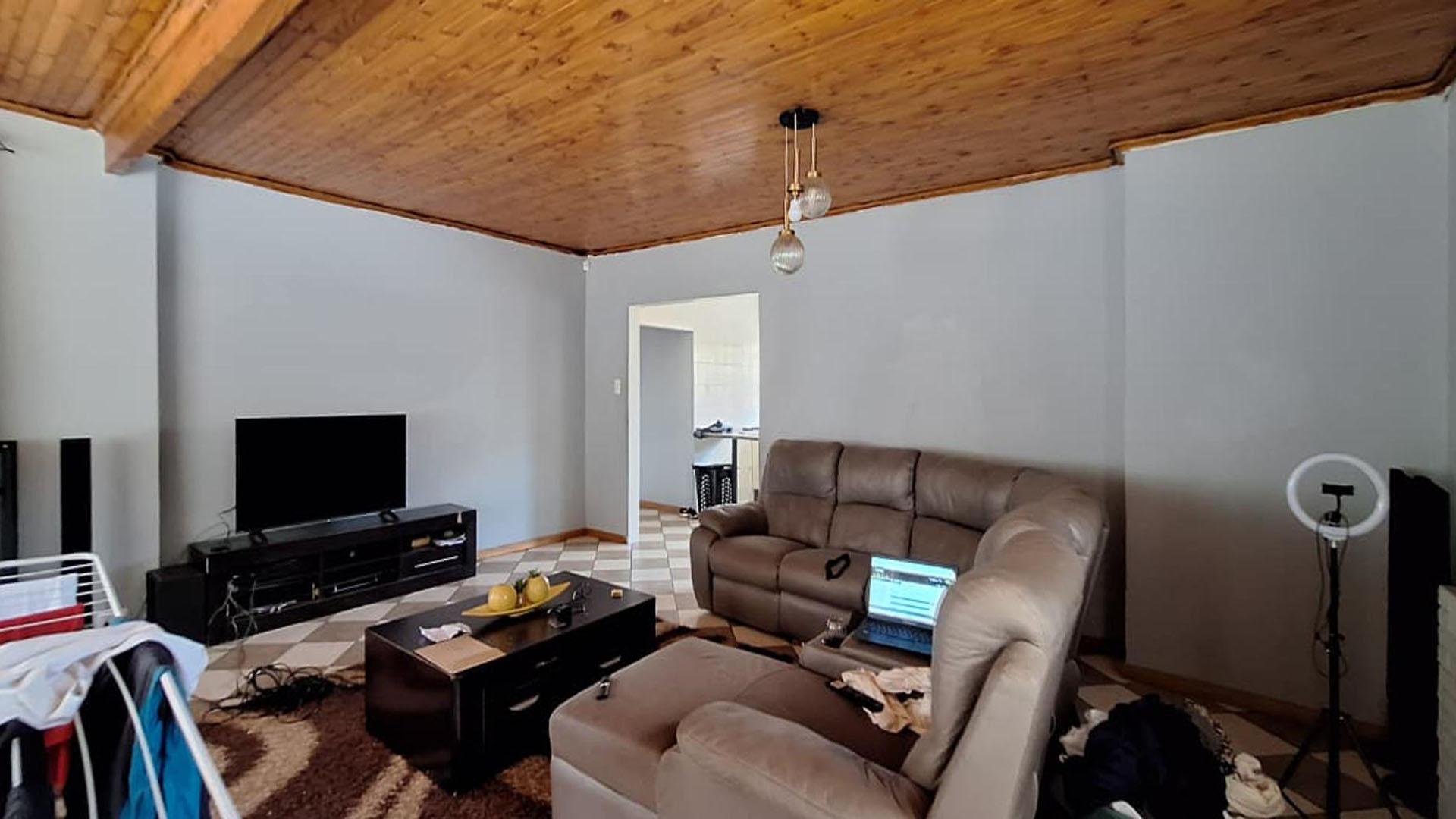 Lounges - 23 square meters of property in Witpoortjie