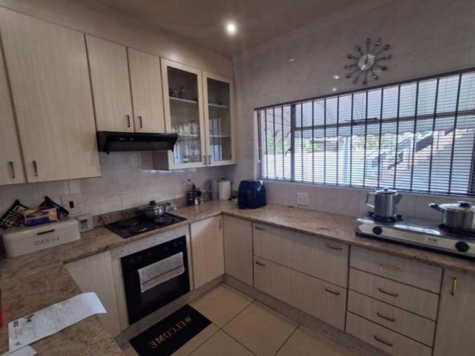 5 Bedroom House for Sale For Sale in Brackendowns - MR706267