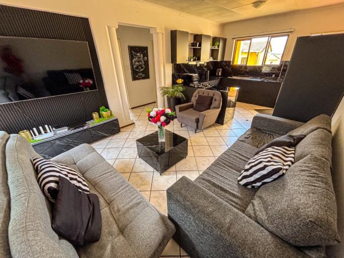2 Bedroom Simplex for Sale For Sale in Mondeor - MR706276
