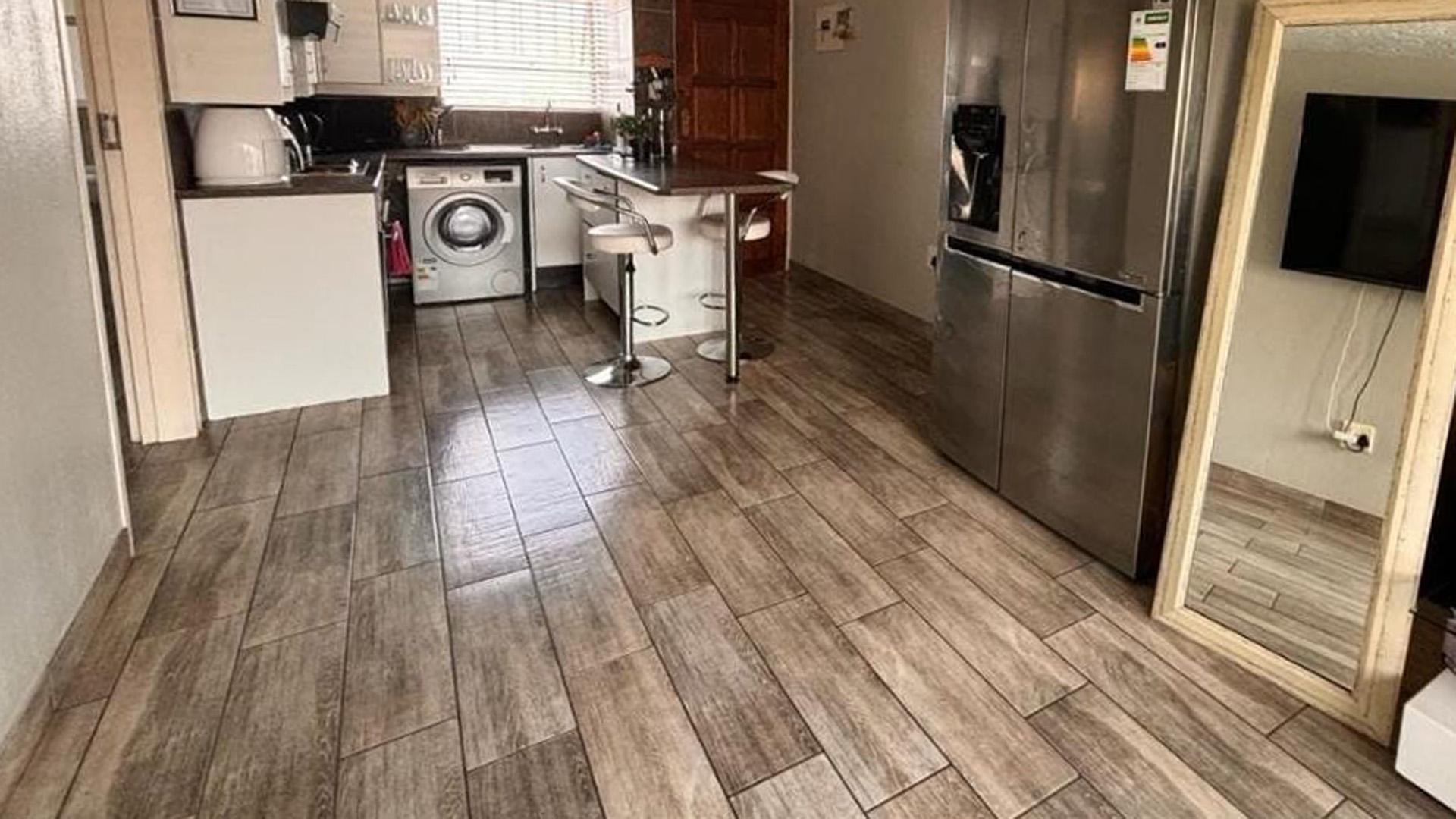 Lounges - 17 square meters of property in Maraisburg