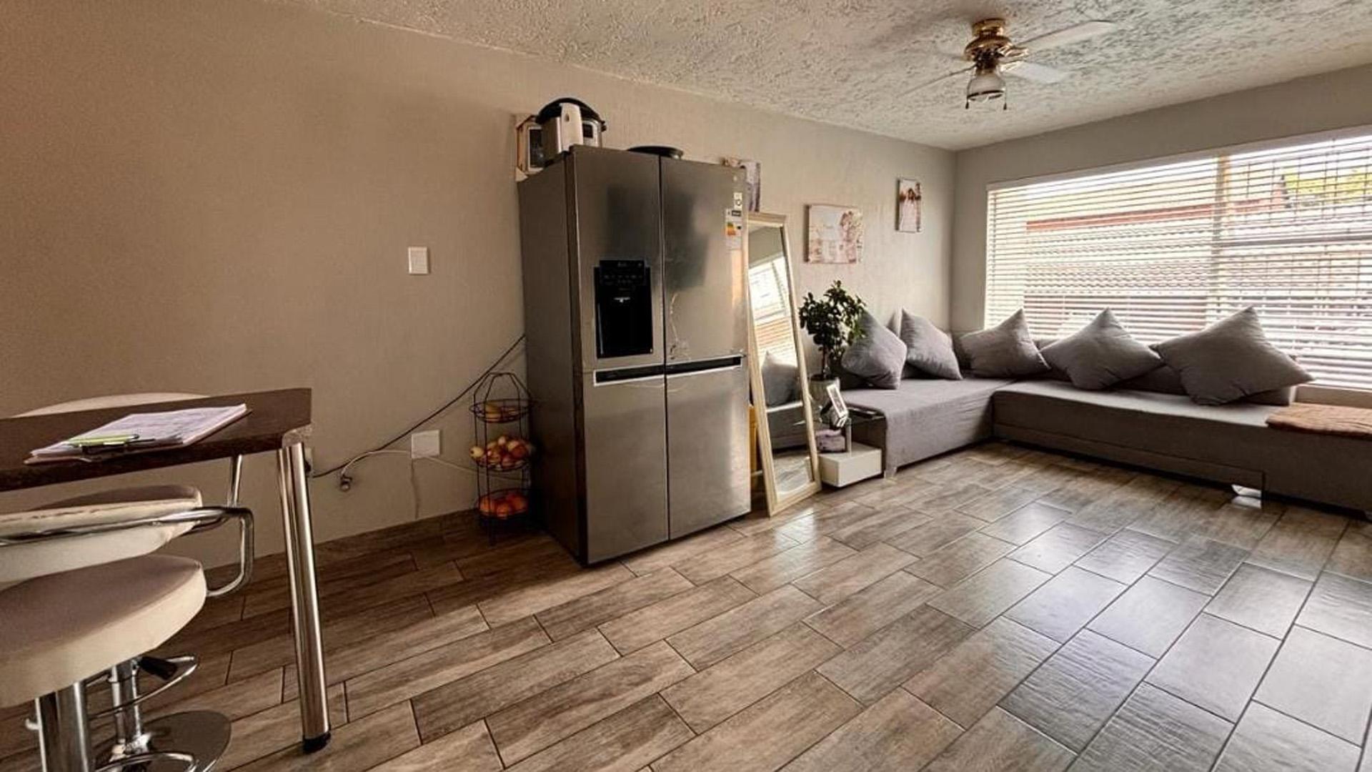 Lounges - 17 square meters of property in Maraisburg