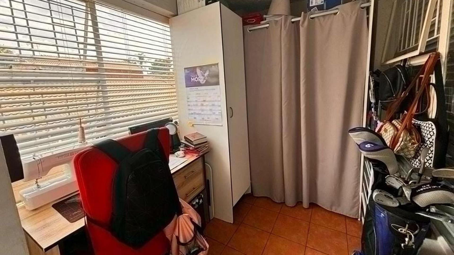 Bed Room 1 - 13 square meters of property in Maraisburg