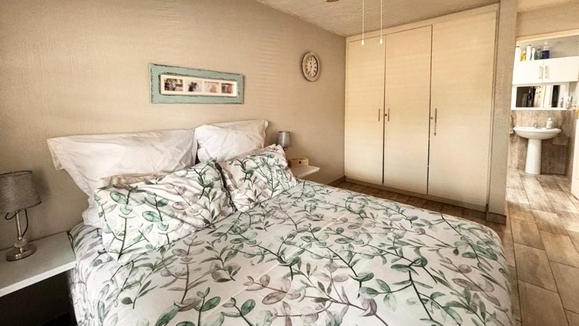 Main Bedroom of property in Maraisburg