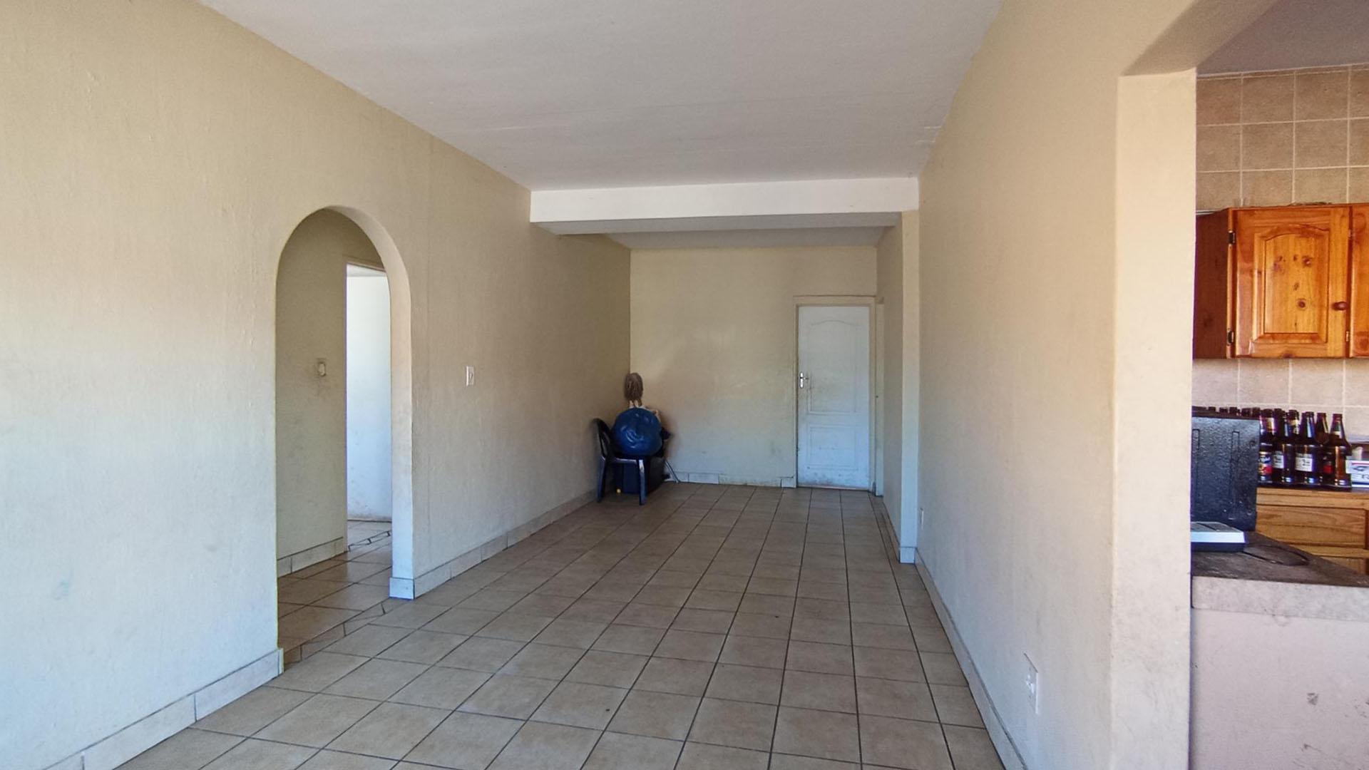 Lounges - 25 square meters of property in Gezina