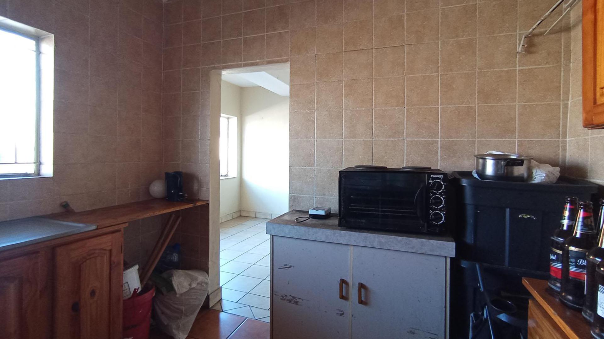 Kitchen - 8 square meters of property in Gezina