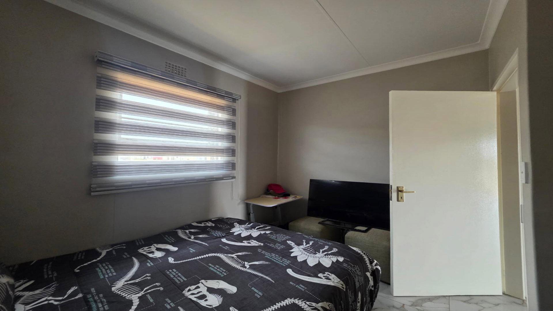 Bed Room 1 of property in New Modder