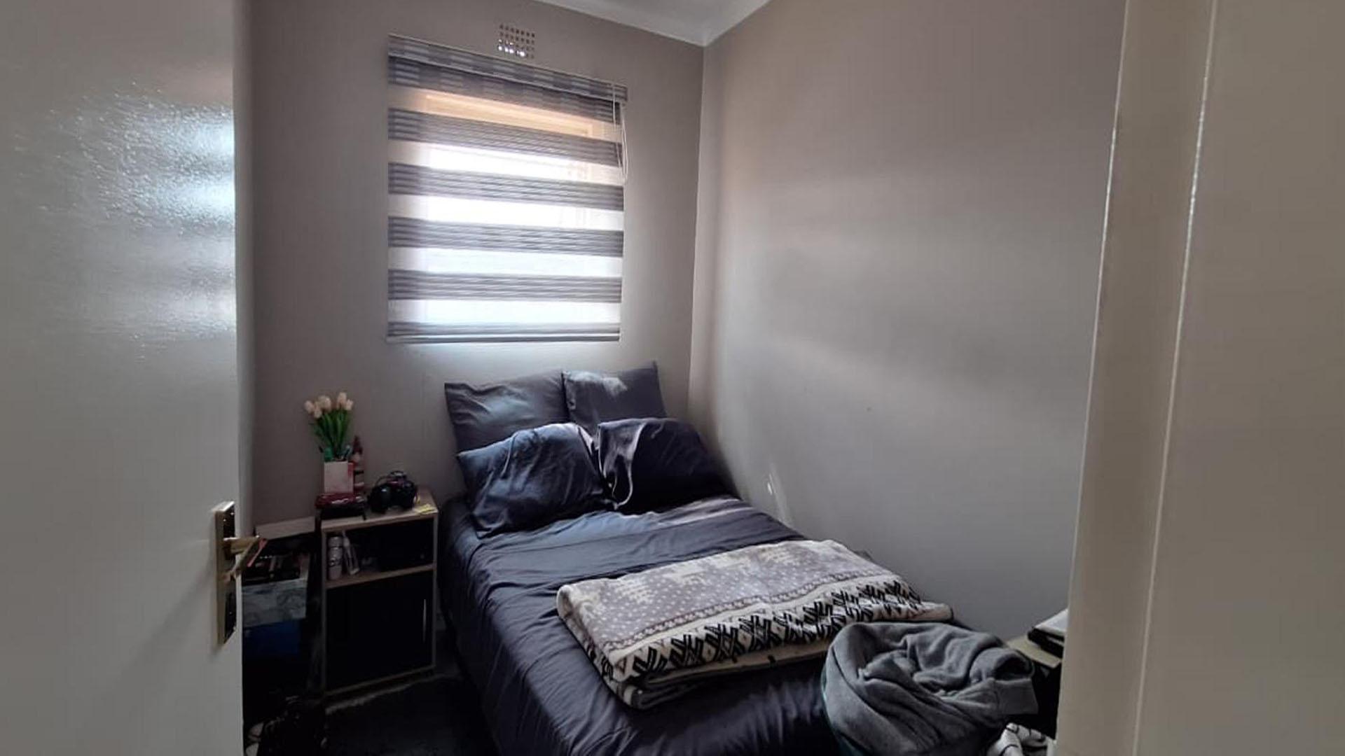 Bed Room 1 - 33 square meters of property in New Modder