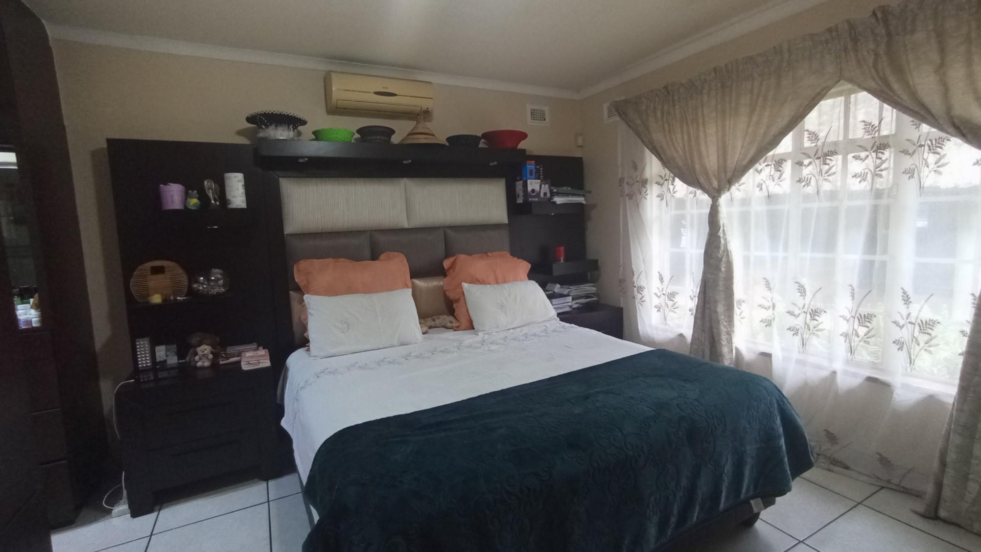 Main Bedroom - 39 square meters of property in Pinetown 