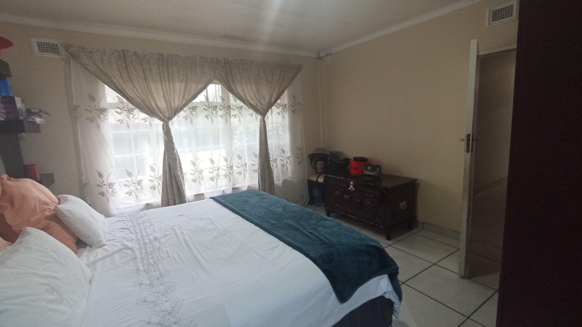 Main Bedroom - 39 square meters of property in Pinetown 