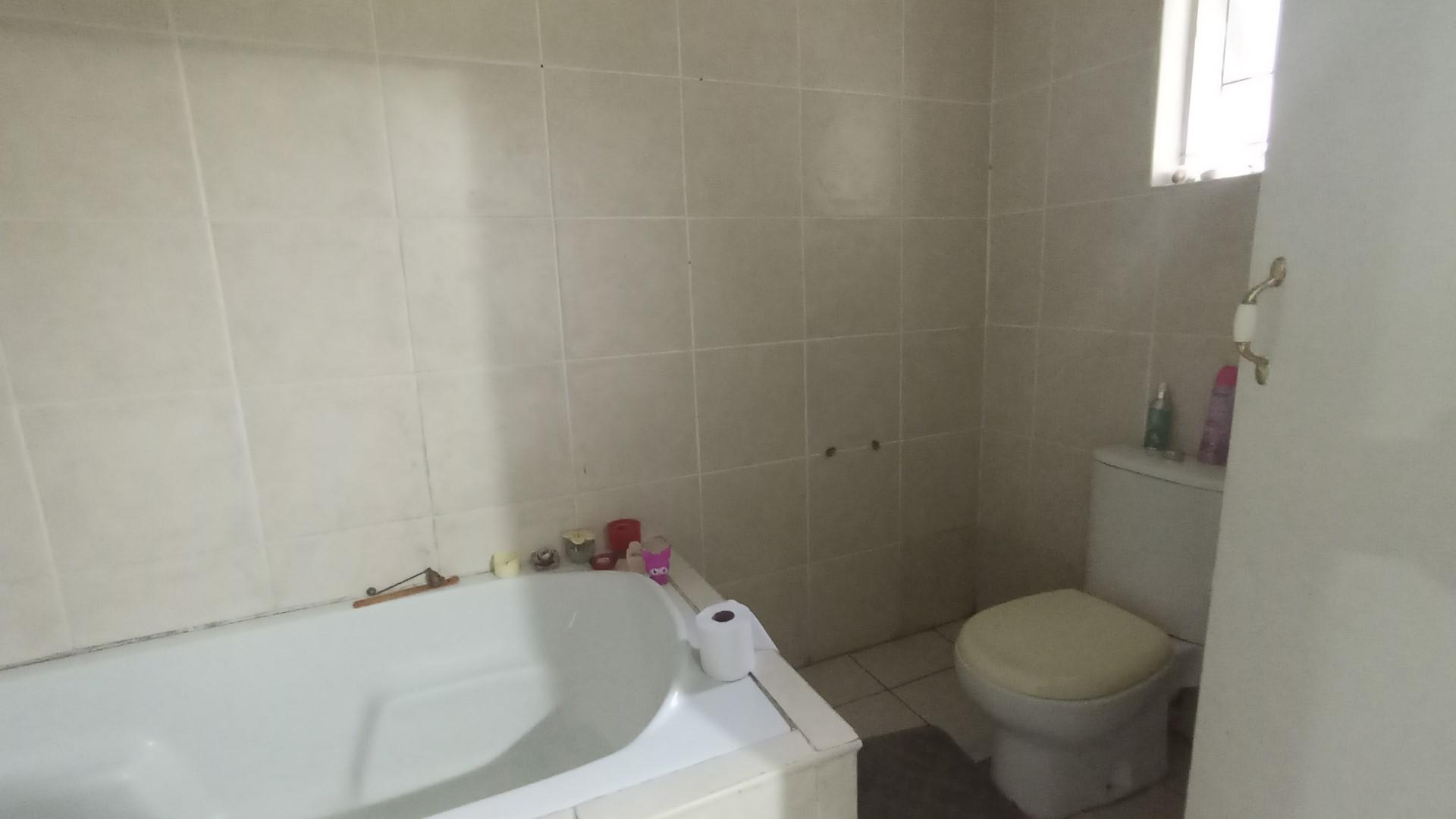 Bathroom 2 - 8 square meters of property in Pinetown 