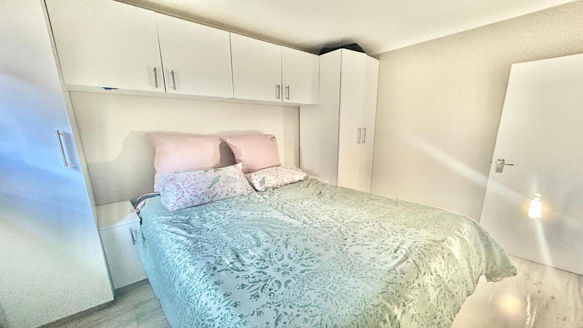 Bed Room 1 - 8 square meters of property in Clayville