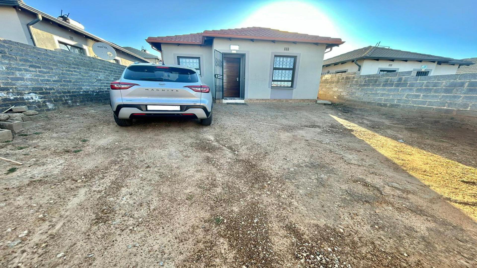 Front View of property in Clayville